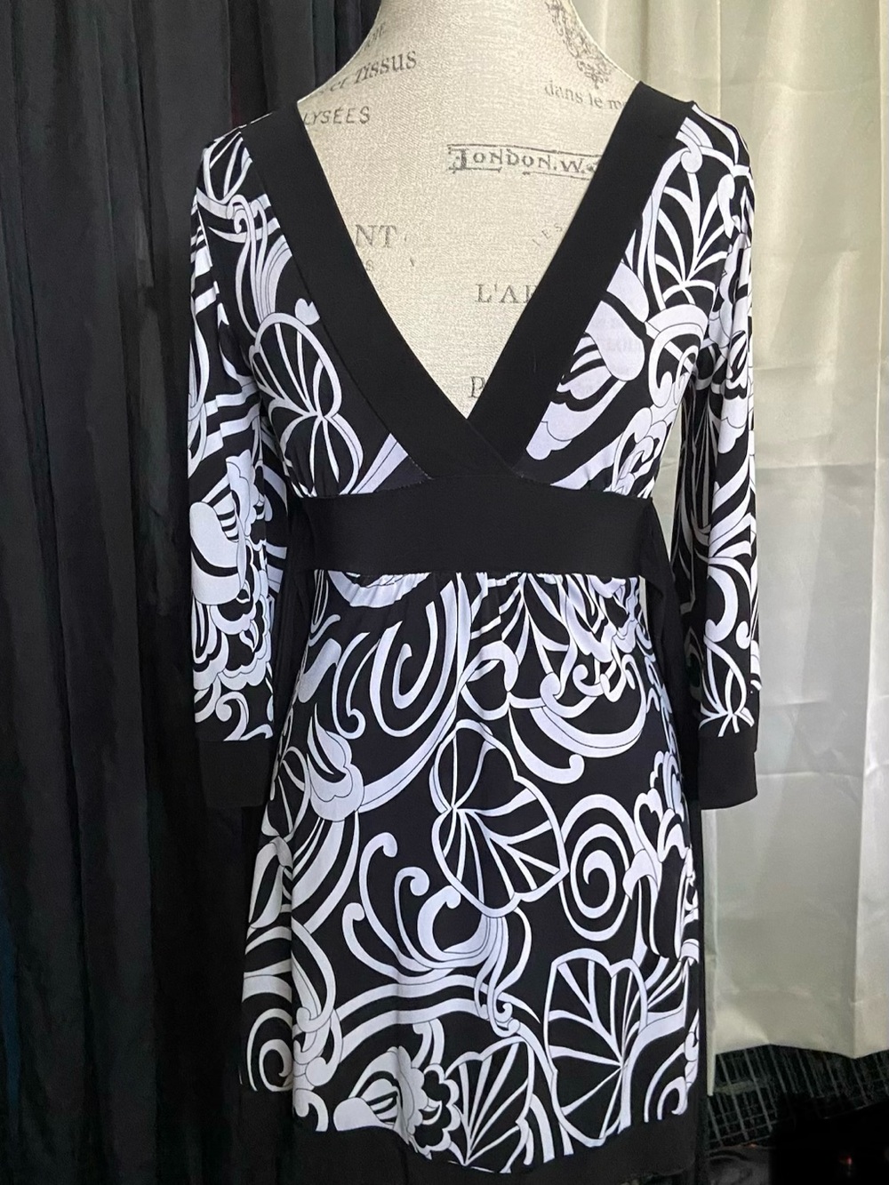 Top/Mini dress: Floral Swirl V-Neck with stretch (S/M) EUC. - Picture 5 of 9